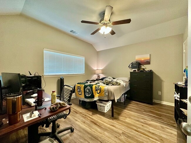 Building Photo - Spacious 4-Bed, 4.5-Bath Home with Fenced Yard in the Baylor Bubble!