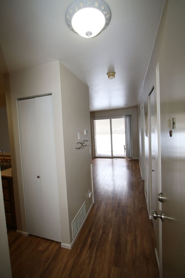 Building Photo - 1 Bedroom with a 1 car garage!