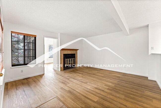 Building Photo - Gorgeous Condo with Washer/Dryer and Central AC