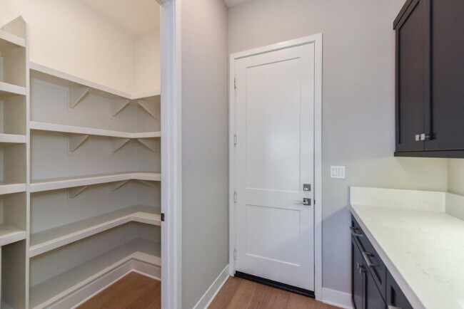 Building Photo - 4bd/4.5ba Single Family House w/ VIEW Gate...