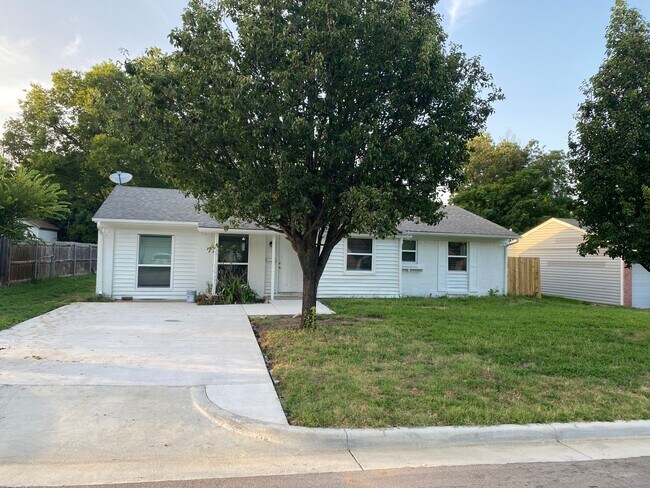 Building Photo - 1104 Glenn Dr
