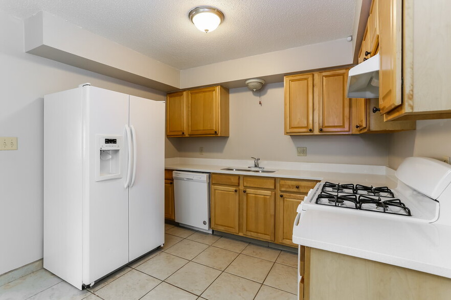 Building Photo - 2400 Lisbon Dr
