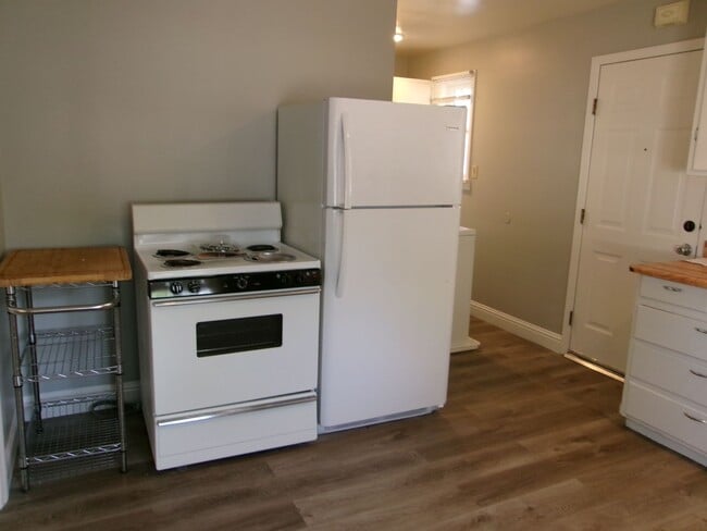 Building Photo - Newly Remodeled 2 Bedroom 1 Bath Home in S...