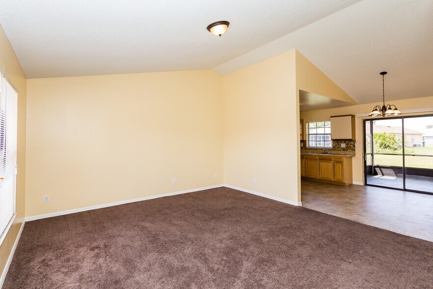 Building Photo - 605 Royalty Ct