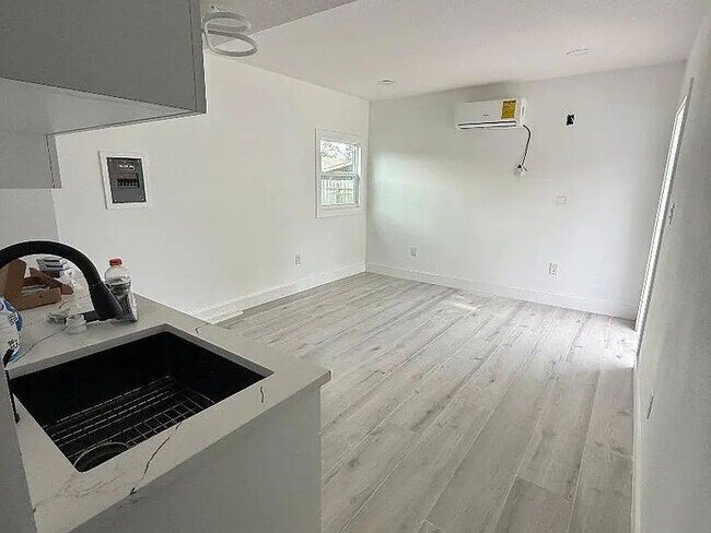 Building Photo - Beautifully Remodeled Tampa Rental | Prime Location
