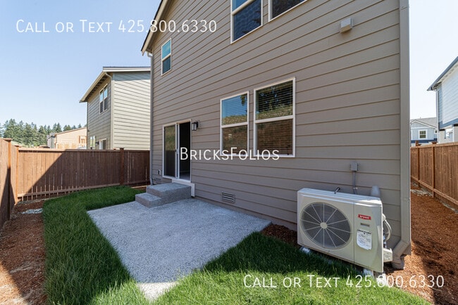 Building Photo - Comfortable Living in a Peaceful Bremerton...