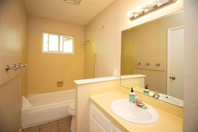 Building Photo - Great 4 bedroom Ranch style home!