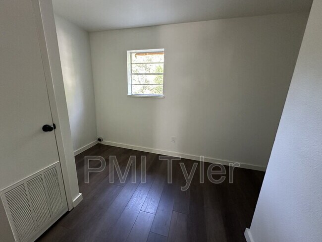 Building Photo - 1538 N Hill Ave