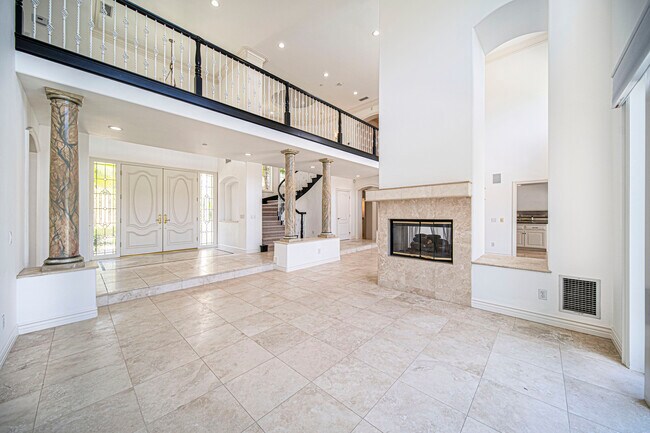 Building Photo - 1160 N Easley Canyon Rd