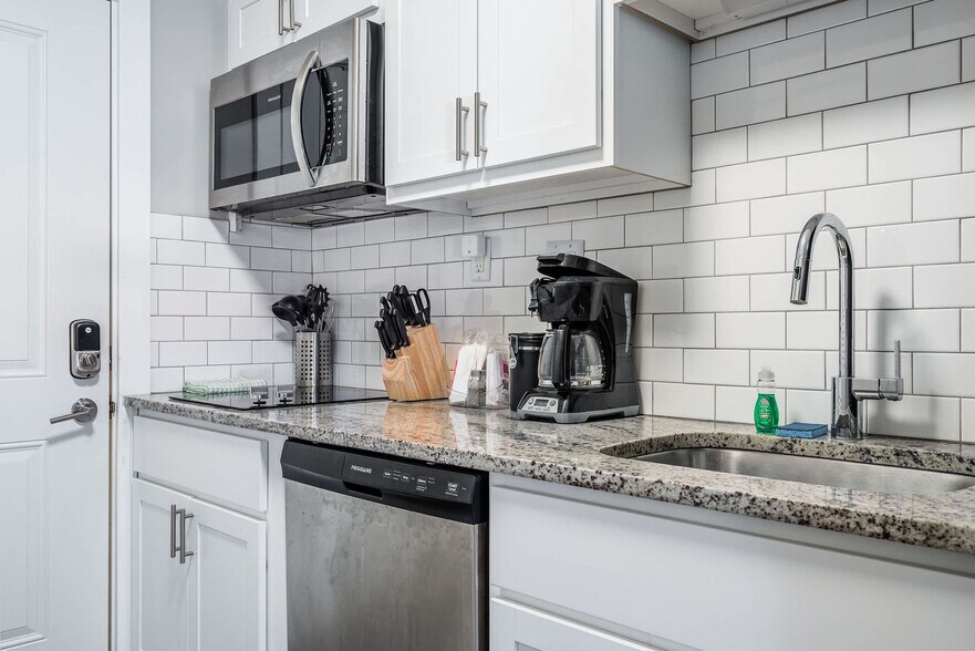 Building Photo - 615 N East St