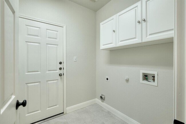 Building Photo - 811 Bedford Ct