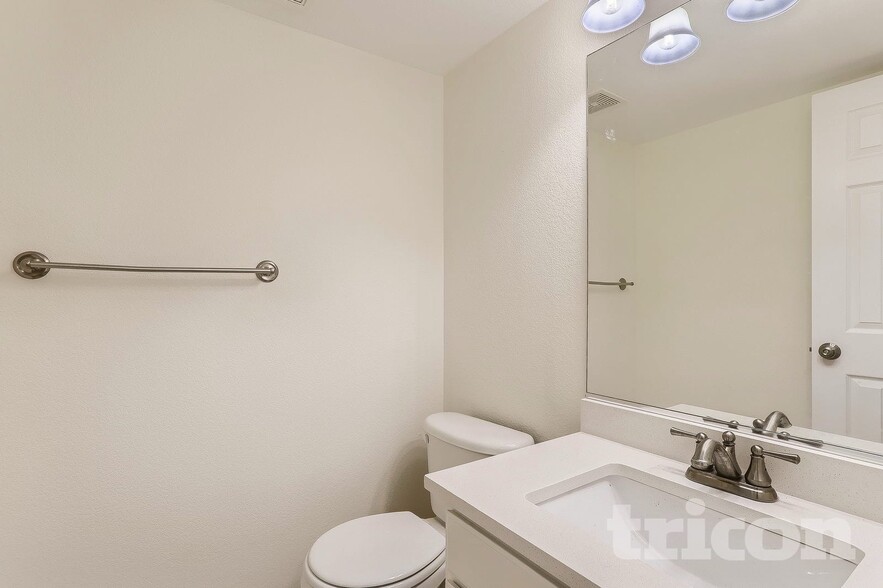 Building Photo - 5305 S Valdai St