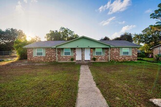 Building Photo - Newly Renovated, Energy Efficient Unit Min...