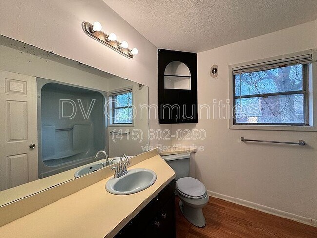 Building Photo - 817 Westmont Dr