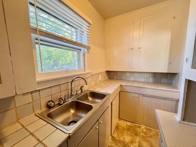 Building Photo - Charming Clinton Neighborhood Home 2 Bed 2 Bath — Close to Downtown & Division Street!