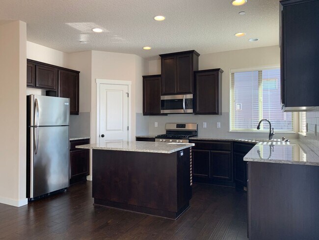Building Photo - Beautiful 4BR in Camas! Modern Finishes! Close to Shopping & I-5! Schedule a tour today!