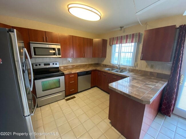 Building Photo - 32 Briarwood Way