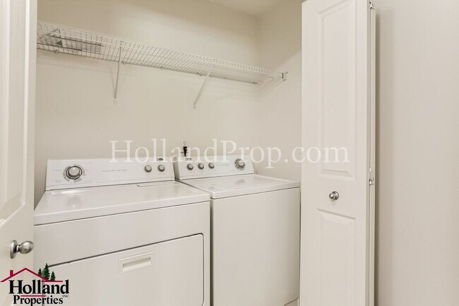 Building Photo - Stylish 3-Level Townhome Surrounded by Nat...