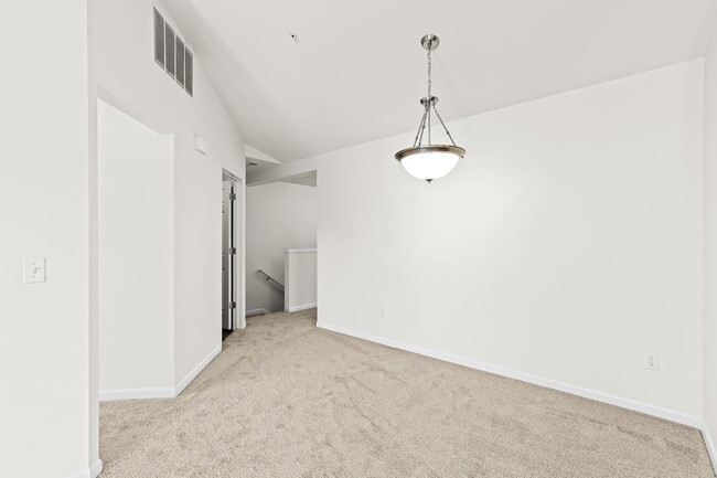 Building Photo - MOVE IN READY 2 BED 2 BATH!