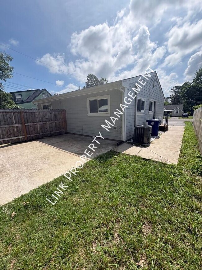 Building Photo - 123 Sequoia Dr