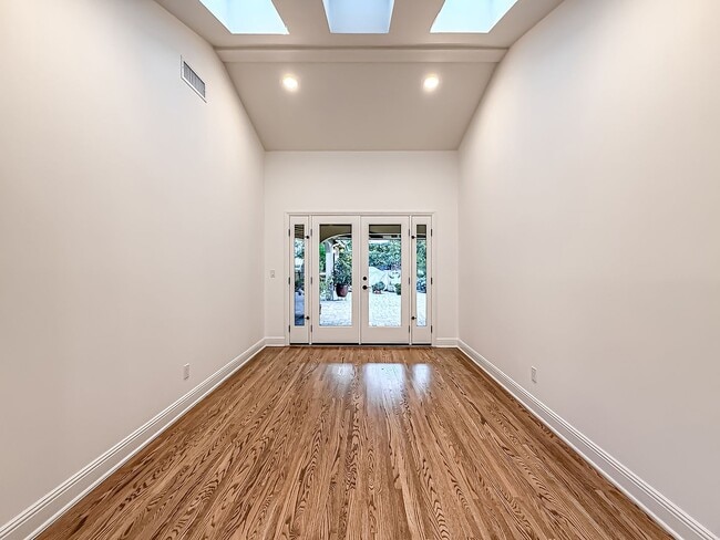 Building Photo - Upgraded Sherman Oaks 4+4 home - Ready for Move In!