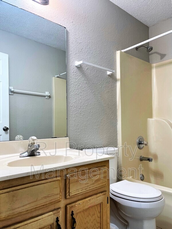 Building Photo - 8226 Town N Country Dr