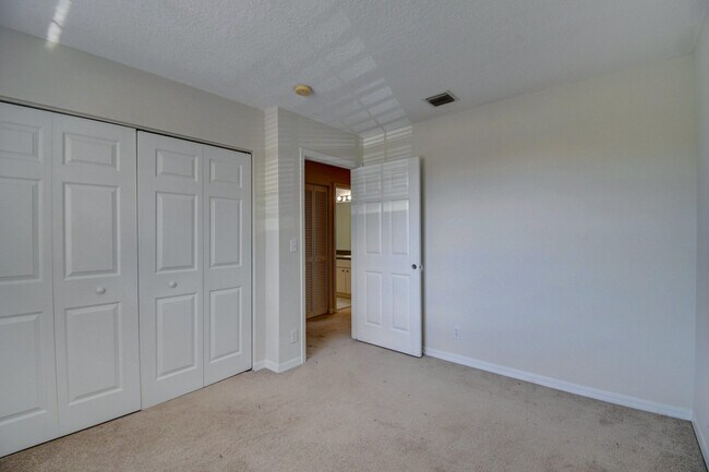 Building Photo - 6414 Park Lake Cir