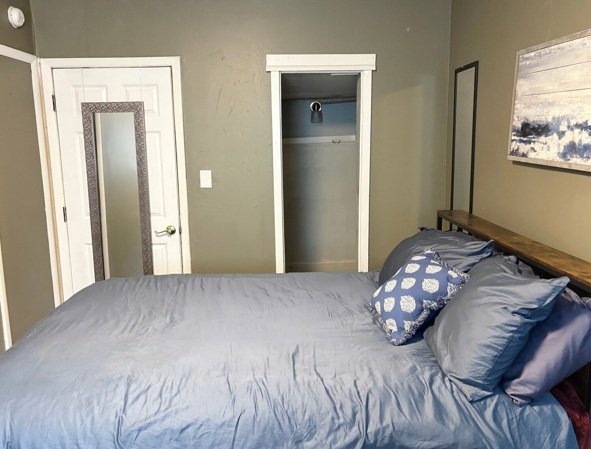 queen bed - 352 Buckingham St