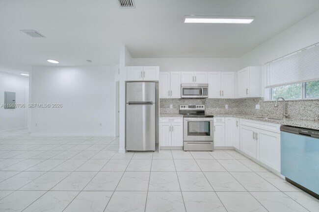 Building Photo - 14885 NE 7th Ave