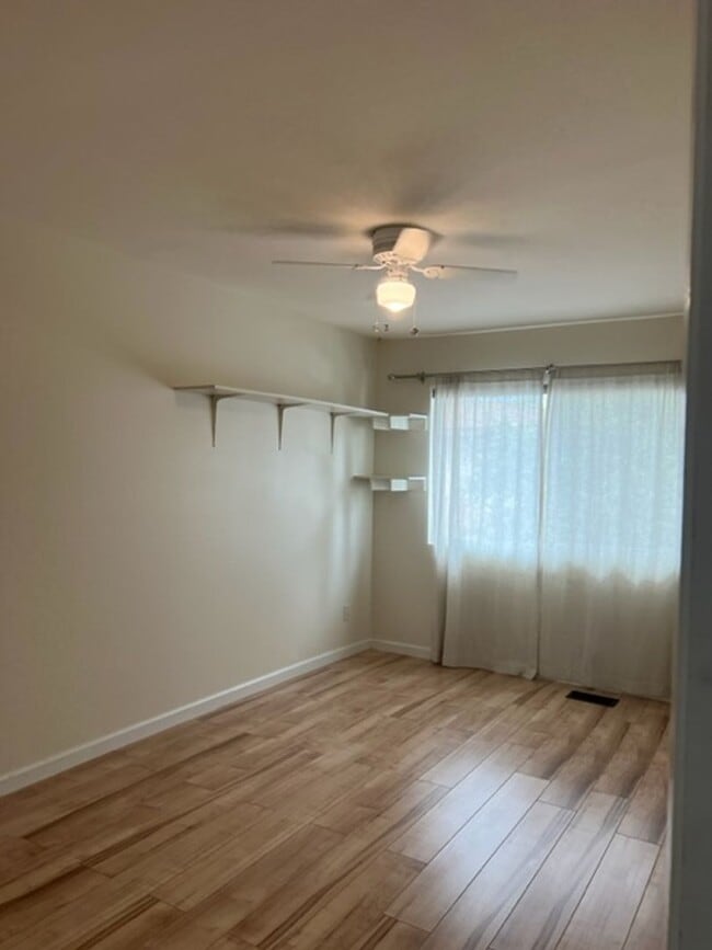 Building Photo - 3BD 2BA 2CAR Garage Townhouse located in L...