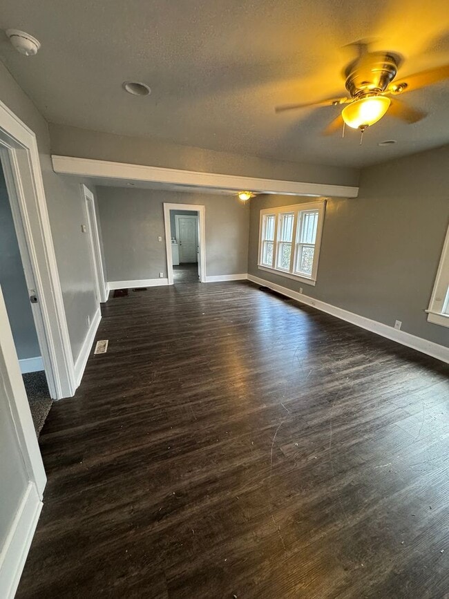 Building Photo - 3 bedroom/1 bath house