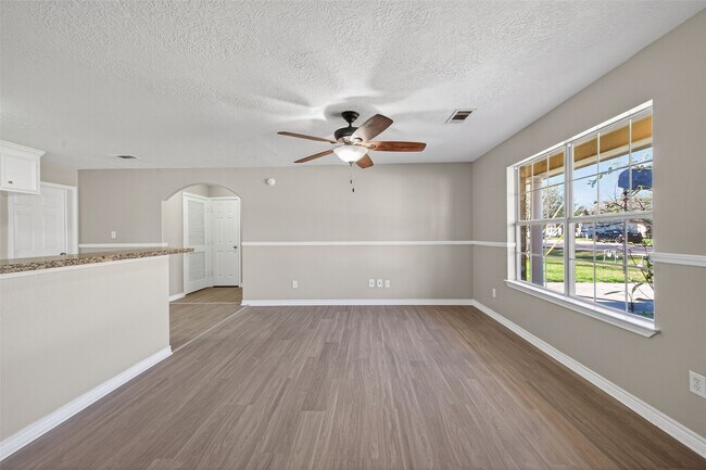 Building Photo - 210 N Shirley Ln