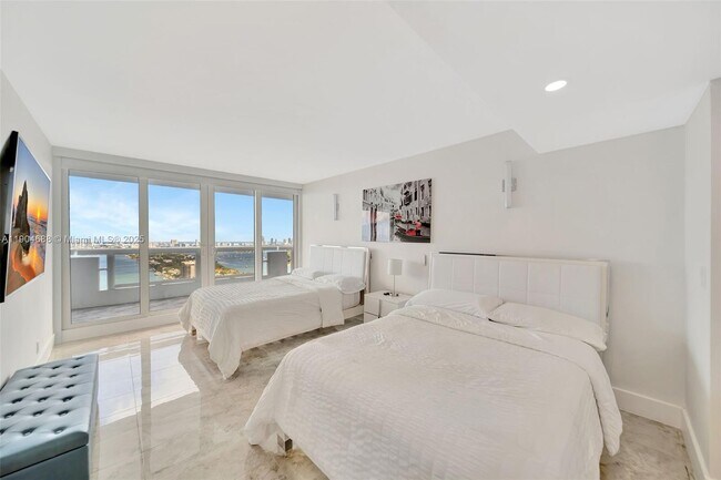 Building Photo - 1717 N Bayshore Dr