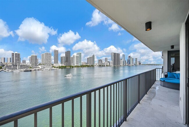 Building Photo - 801 N Venetian Dr