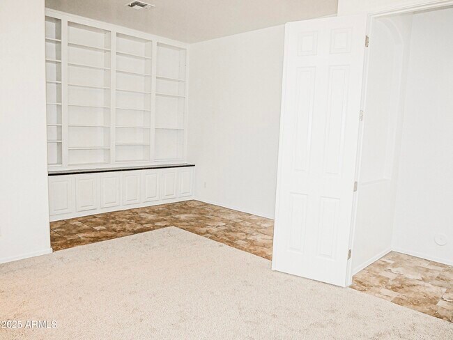 Building Photo - 1024 W Ayrshire Trail