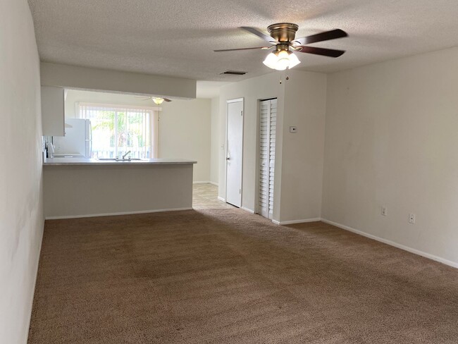 Building Photo - 3 bedroom 1 bath condo near the airport! /...