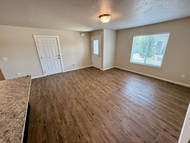 Building Photo - 3 Bedroom Charming Duplex