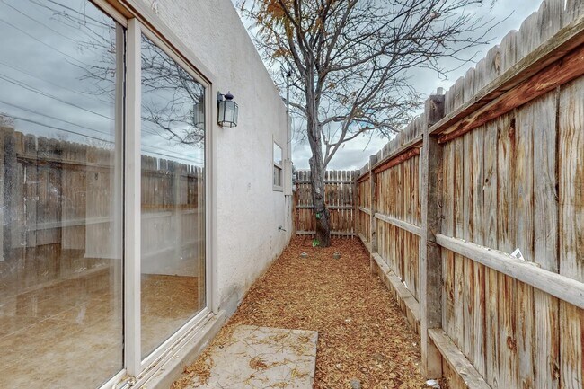 Building Photo - 6005 Fortuna Rd NW