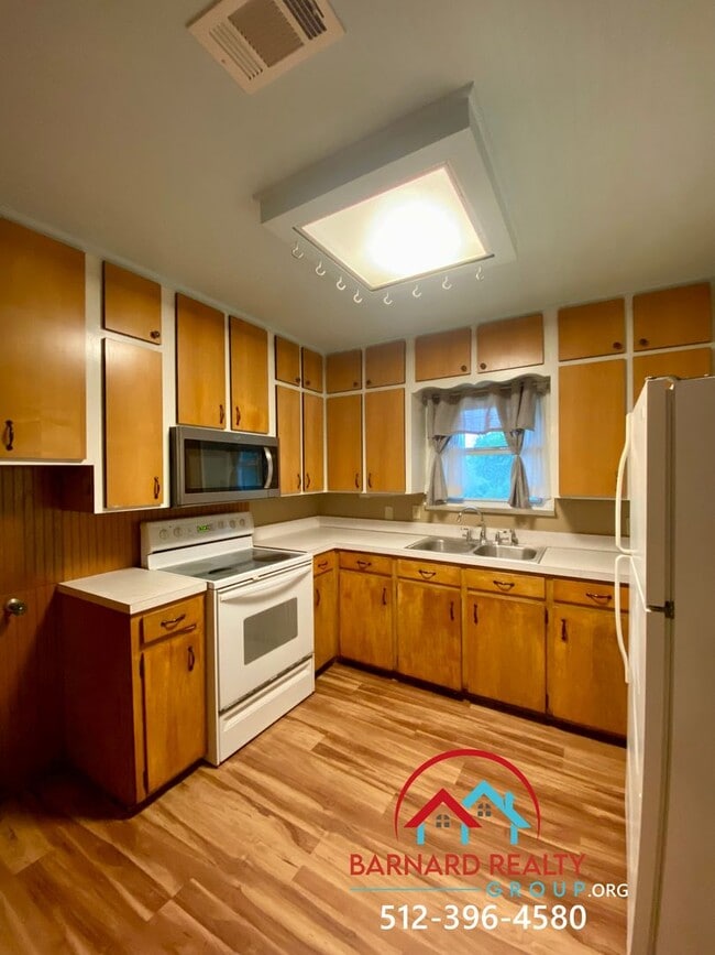Building Photo - Available Now: 2 bed/1 bath with Fenced Ya...