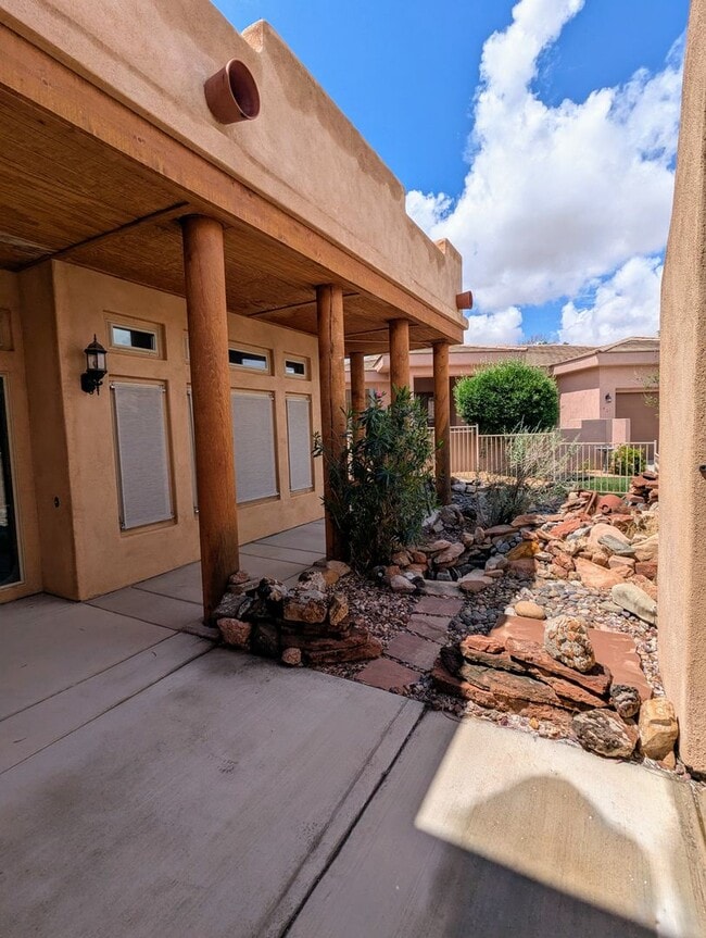 Building Photo - Santa Fe Vistas House!