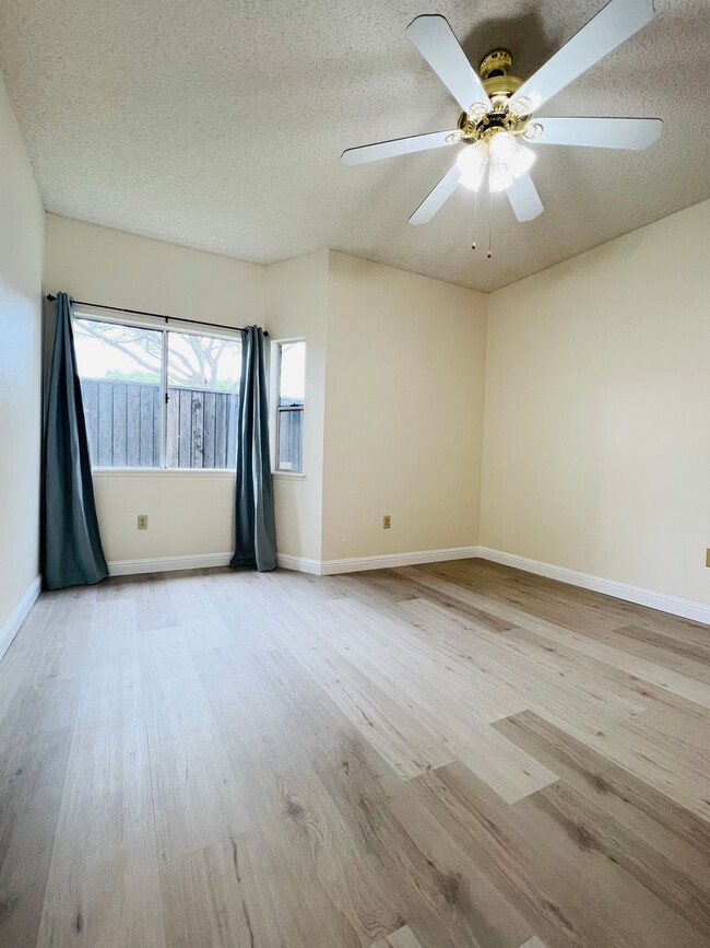 Building Photo - Mililani Mauka 2 bedroom 1 bath townhouse in Kumelewai Court