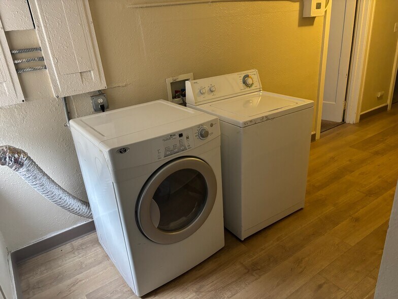 Building Photo - 315 NE Spaulding St