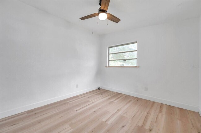 Building Photo - 209 Southeast Jefferson Cir N