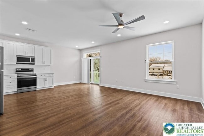 Building Photo - 1674 Best Pl