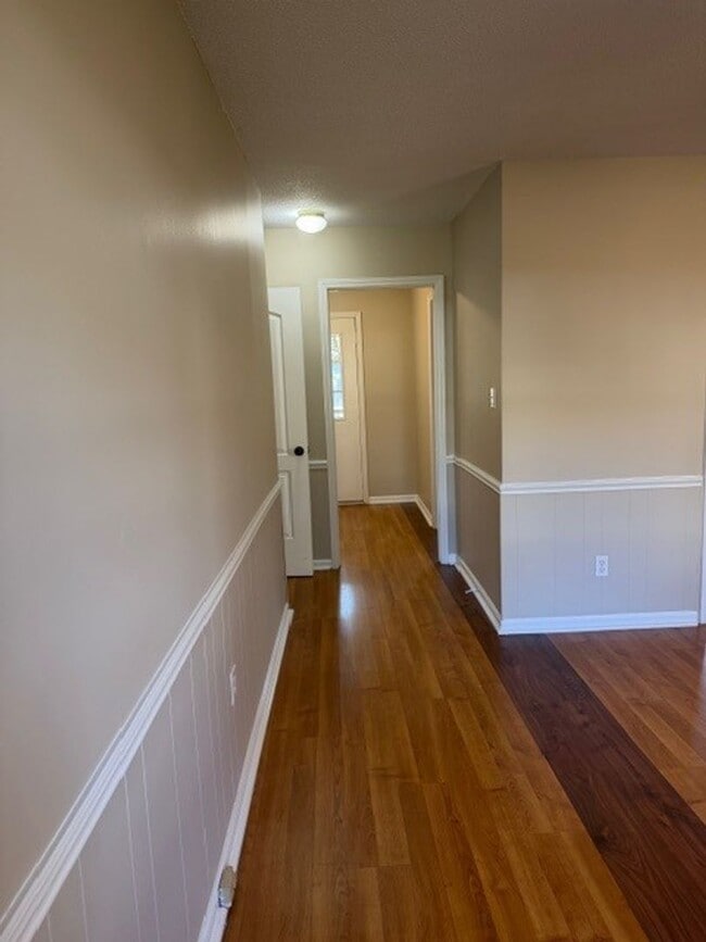 Building Photo - 3 Bedroom/2 Bathroom - Close to SJAFB, Shopping, Restaurants!