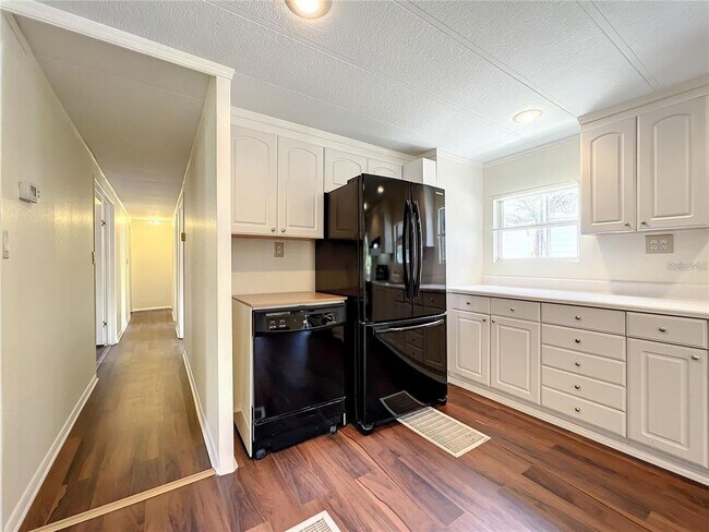 Building Photo - 831 Wolf Trail