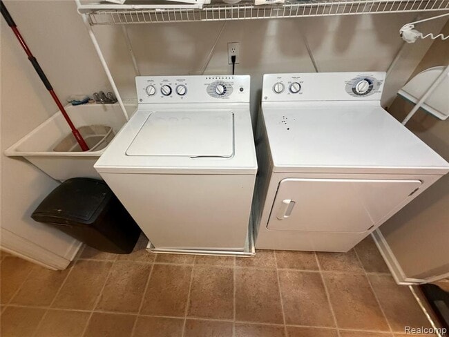 Building Photo - 16751 Carriage Wy