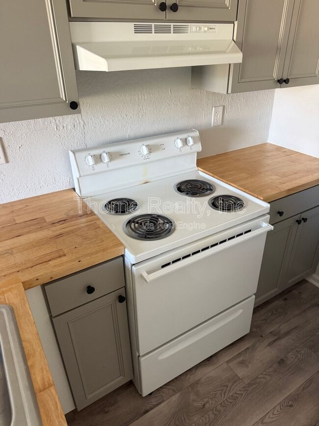 Building Photo - 1117 E Grand Ave