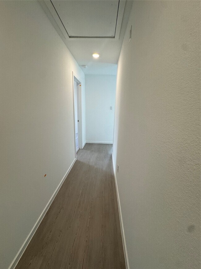 Building Photo - 3080 Fantasy Ter Dr