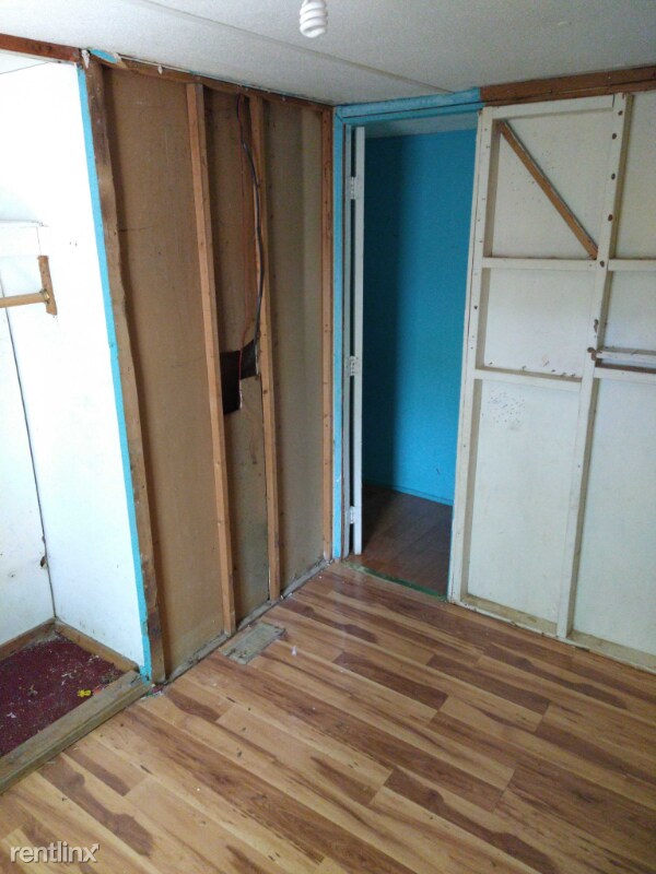 Building Photo - 3210 E MacArthur Rd